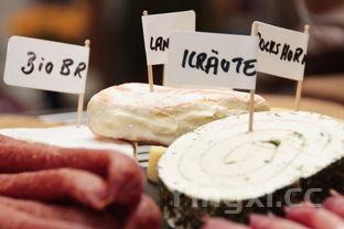 金黄酥脆外皮，香气四溢窑鸡腿