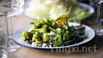 云南美食:过桥米线,一碗汤的传奇旅程