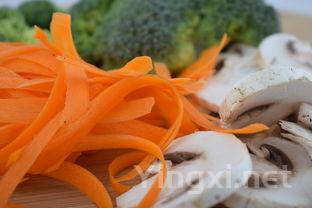 秋葵酿虾滑,美味鲜香健康营养。