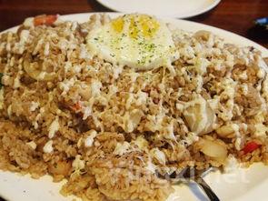 老干妈蛋炒饭的做法,家常美味老干妈炒饭锁住家人的胃